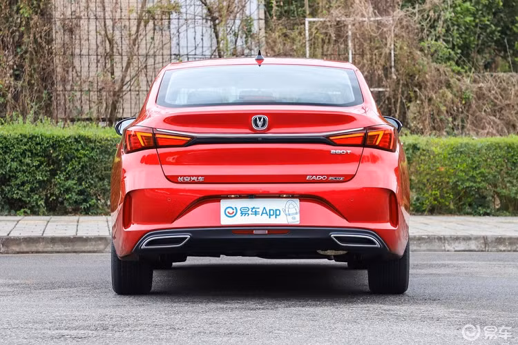 Giá xe Changan Eado Plus 2020 mới khởi điểm rất mềm từ 72.900 nhân dân tệ (tương đương 242 triệu đồng). Một cái giá vô cùng phải chăng đối với một chiếc sedan đời mời.