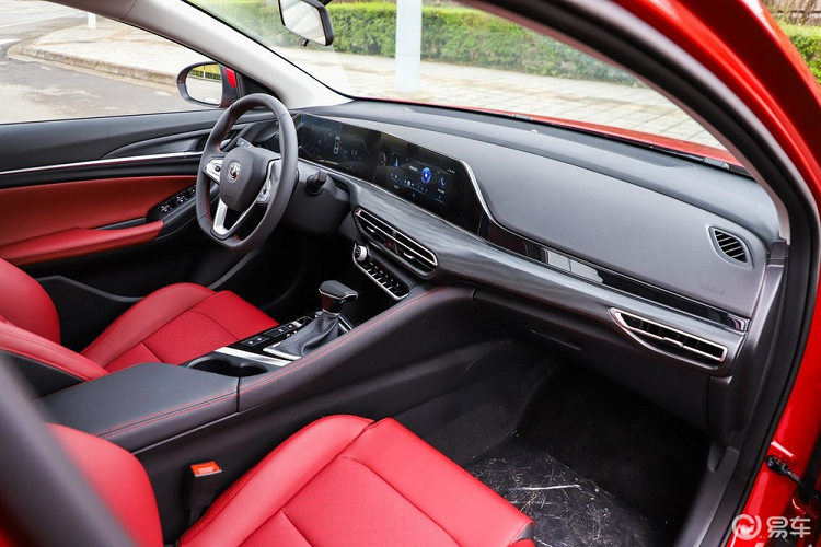 Người mua vẫn có lựa chọn động cơ tăng áp dung tích 1.4 lít công suất 156 mã lực cùng một hộp số ly hợp kép 7 cấp hoặc một động cơ dung tích 1.6 lít công suất 126 mã lực kết hợp với một hộp số sàn 5 cấp hoặc tự động 6 cấp.