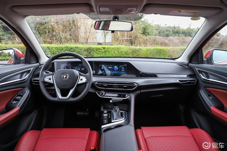 Tương xứng với lớp sơn màu đỏ tươi bên ngoài, nội thất xe cũng có trang bị ghế màu đỏ bắt mắt. Có một điểm khá đáng tiếc là nhà sản xuất không hề đưa ra thay đổi tùy chọn động cơ so với trước đây.