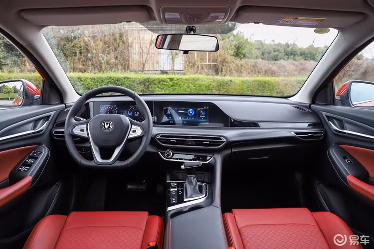 Tương xứng với lớp sơn màu đỏ tươi bên ngoài, nội thất xe cũng có trang bị ghế màu đỏ bắt mắt. Có một điểm khá đáng tiếc là nhà sản xuất không hề đưa ra thay đổi tùy chọn động cơ so với trước đây.