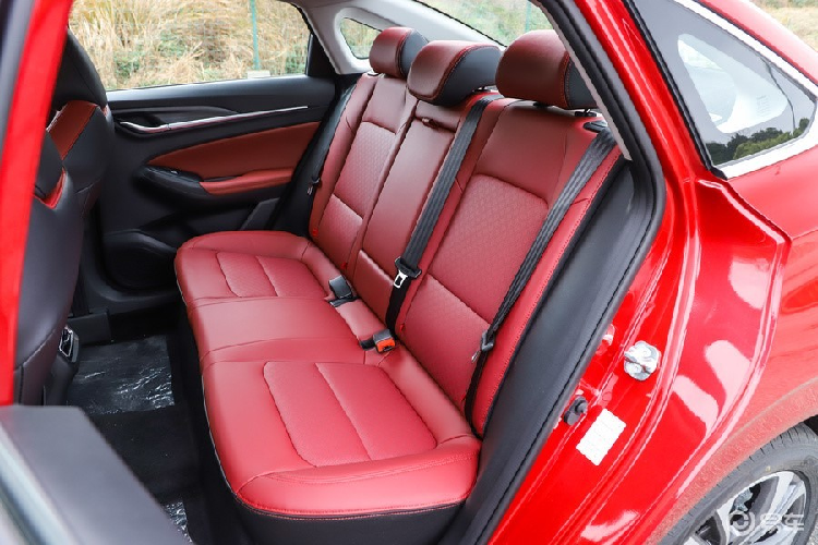 Changan Eado Plus sẽ chính thức được tung ra thị trường nội địa Trung Quốc vào cuối tháng này, và một ưu điểm rất lớn khác của nó là sẽ có giá khá "mềm" so với các đối thủ cùng phân khúc hiện nay.