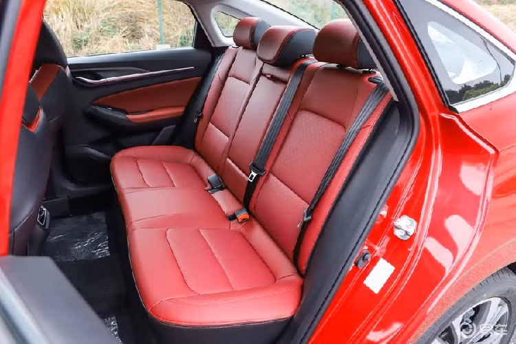 Changan Eado Plus sẽ chính thức được tung ra thị trường nội địa Trung Quốc vào cuối tháng này, và một ưu điểm rất lớn khác của nó là sẽ có giá khá "mềm" so với các đối thủ cùng phân khúc hiện nay.