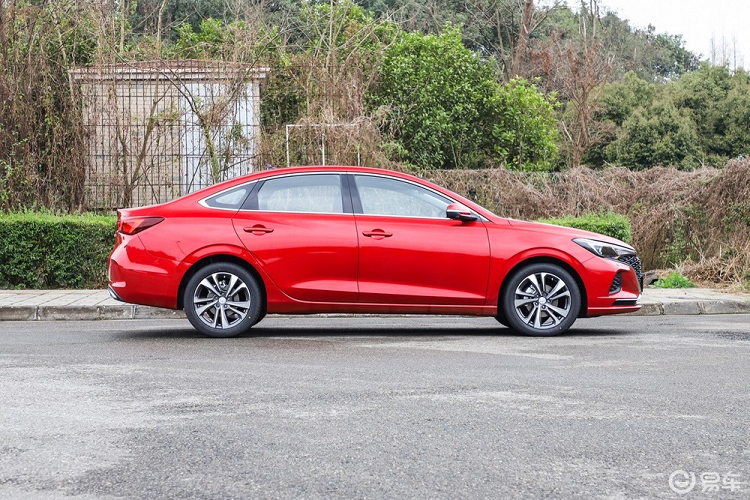 Trên phương diện hình thức bên ngoài, phiên bản Plus đã nhận được các chi tiết tái thiết kế gồm lưới tản nhiệt, tấm cản va, hệ thống đèn và bộ la-zăng đặc biệt. Ở những chỗ khác, phiên bản Plus trông không có mấy khác biệt so với nguyên bản.