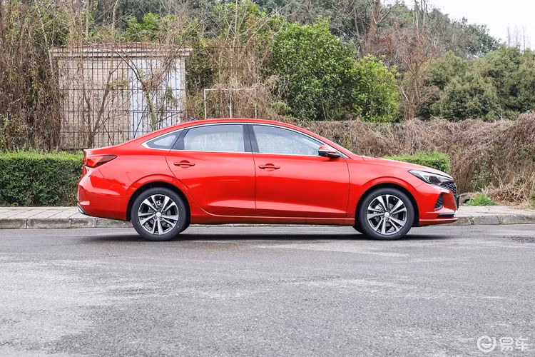 Trên phương diện hình thức bên ngoài, phiên bản Plus đã nhận được các chi tiết tái thiết kế gồm lưới tản nhiệt, tấm cản va, hệ thống đèn và bộ la-zăng đặc biệt. Ở những chỗ khác, phiên bản Plus trông không có mấy khác biệt so với nguyên bản.