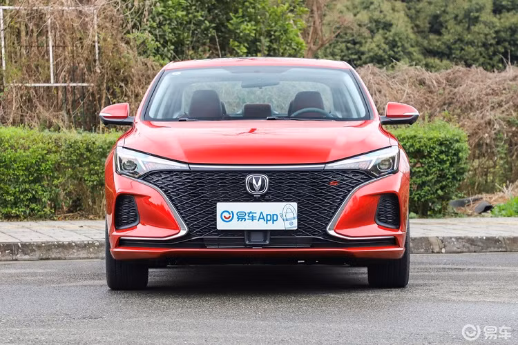 Changan Eado Plus 2020 mới là một trong những mẫu sedan mới nhất ra mắt thị trường nội địa Trung Quốc trong tháng 3/2020. Về bản chất, nó là một biến bản nâng cấp của sedan Eado đã có từ trước đó với dáng vẻ thể thao hơn, một lưới tản nhiệt tái thiết kế to rộng hơn.