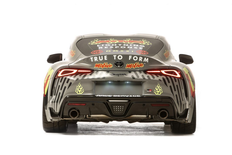 Sau đó, anh đã lên ý tưởng thiết kế có đồ họa và những biểu ngữ táo bạo như ‘True to Form’ và ‘Lightning Response’ biểu trưng những thuộc tính Supra trong quá khứ và hiện tại. Sau đó, anh đã vẽ tay lên xe bằng sơn men và bút vẽ. Sclater đã vẽ tay tỉ mỉ từng mẫu chữ và đồ họa, tạo ra một tác phẩm bắt mắt nhằm tôn vinh nghệ thuật sơn biển hiệu đã mất đi với một phong cách tươi mới và đương đại.