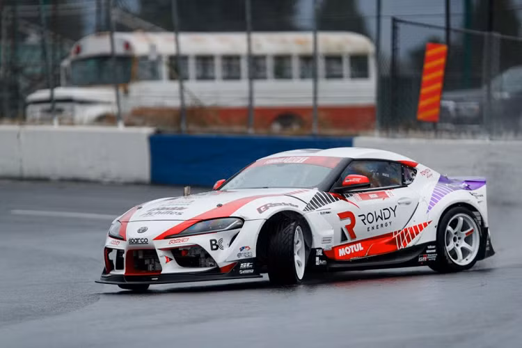 Tiếp đến chính là một chiếc xe được sinh ra để thực hiện những mà drift đỉnh cao “GReedy Performance GR Supra”. Chiếc xe này được tạo ra nhằm hướng tới giải đua Formula Drift Pro 2020. Mẫu xe này được nâng cấp bởi Ken Gushi Motorsports và GReddy Performance với động cơ sáu xi-lanh thẳng hàng 3.0 lít DOHC 24 van của Supra đã được tinh chỉnh lại. Đội ngũ kĩ thuật đã trang bị thêm cho xe tăng áp BorgWarner EFR 9280.