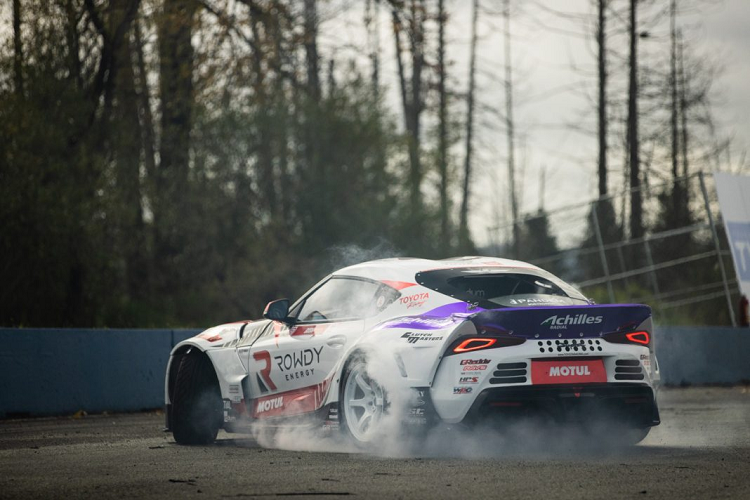 Xe còn được trang bị hệ thống xả mang thương hiệu Sean Adriano Racing. Động cơ mạnh mẽ của xe được kết hợp với hộp số tuần tự 6 cấp của Samsonas. Ngoài ra, xe còn được nâng cấp với các chi tiết như chuyển bộ tản nhiệt ra phía sau để cải thiện khả năng làm mát và cân bằng, đồng thời thay thế bình nhiên liệu gốc bằng pin nhiên liệu Radium Engineering 10 gallon.