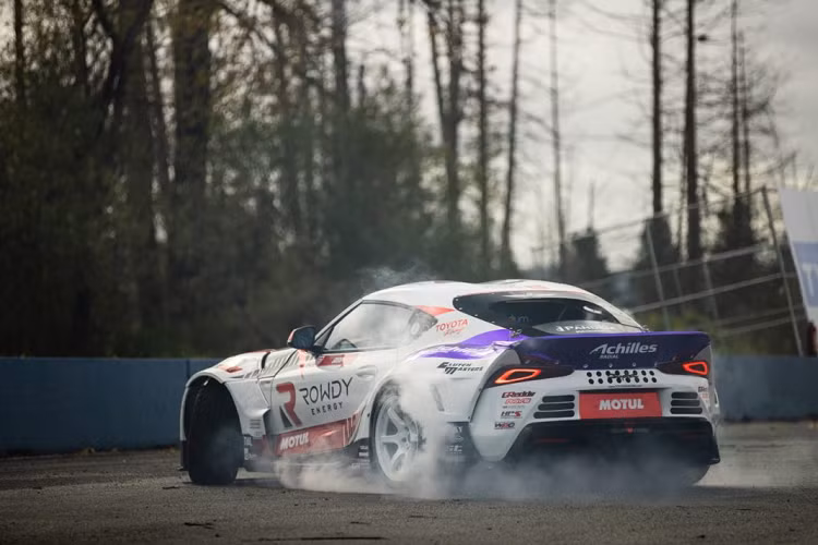 Xe còn được trang bị hệ thống xả mang thương hiệu Sean Adriano Racing. Động cơ mạnh mẽ của xe được kết hợp với hộp số tuần tự 6 cấp của Samsonas. Ngoài ra, xe còn được nâng cấp với các chi tiết như chuyển bộ tản nhiệt ra phía sau để cải thiện khả năng làm mát và cân bằng, đồng thời thay thế bình nhiên liệu gốc bằng pin nhiên liệu Radium Engineering 10 gallon.