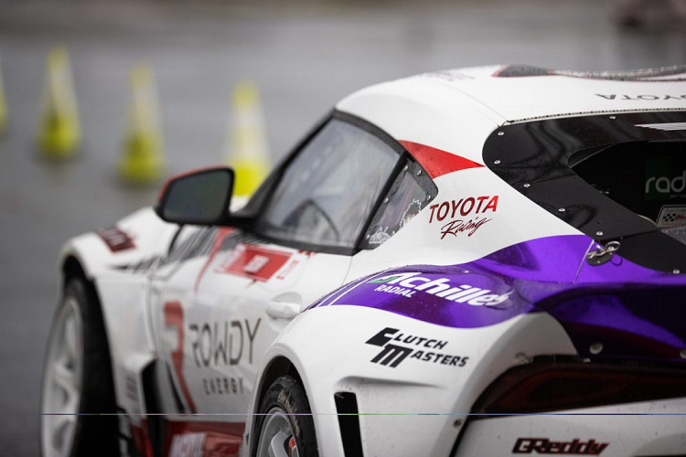 Không chỉ dừng lại ở các nâng cấp ngoại thất, chiếc xe này còn được trang bị bộ bodykit Pandem Rocket Bunny làm nổi bật những đường nét hầm hố GR Supra, đồng thời mang đến phần bánh xe rộng hơn nhằm tăng hiệu quả cho những màn “đốt lốp” ấn tượng. Xe mang trên mình màu sơn trắng kết hợp với các đường màu đỏ, đen đặc trưng thường thấy của Toyota Gazoo Racing. Xe được trang bị bộ mâm Rays Gram Lights 57DR màu trắng với thiết kế đặc trưng, ăn nhập với gói độ Pandem.