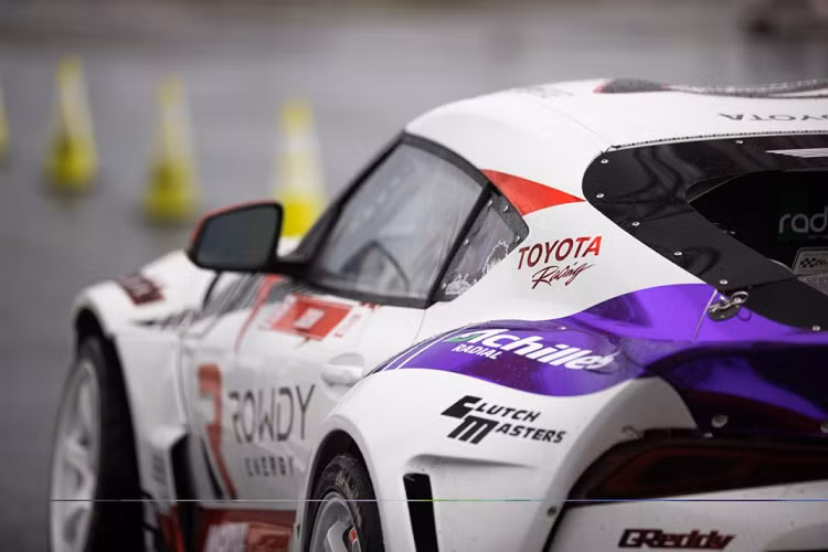 Không chỉ dừng lại ở các nâng cấp ngoại thất, chiếc xe này còn được trang bị bộ bodykit Pandem Rocket Bunny làm nổi bật những đường nét hầm hố GR Supra, đồng thời mang đến phần bánh xe rộng hơn nhằm tăng hiệu quả cho những màn “đốt lốp” ấn tượng. Xe mang trên mình màu sơn trắng kết hợp với các đường màu đỏ, đen đặc trưng thường thấy của Toyota Gazoo Racing. Xe được trang bị bộ mâm Rays Gram Lights 57DR màu trắng với thiết kế đặc trưng, ăn nhập với gói độ Pandem.