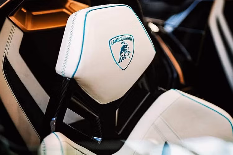 Trong đó, chiếc siêu xe Lamborghini Sián Roadster đầu tiên trên thế giới đã xuất hiện trên đường phố, những bức ảnh cũng như video quay lại chiếc xe Lamborghini Sián mui trần này được cho chụp tại Aoste, một thành phố, thủ phủ thuộc vùng tự trị Thung lũng Aosta ở tây bắc nước Ý.