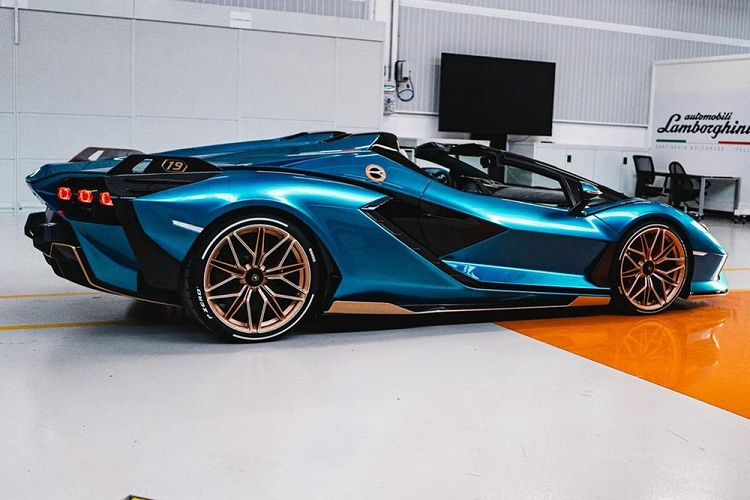 Bên trong khoang lái của Lamborghini Sián Roadster có màn hình cảm ứng kích thước 8.3 inch giống với trang bị của siêu xe Huracan EVO hay Centenario. Màn hình này cũng sẽ giúp người lái kiểm soát toàn bộ chiếc xe của mình. Ghế ngồi thể thao trên xe với thiết kế ôm sát được bọc da, vật liệu Alcantara với phần lưng ghế ốp carbon.