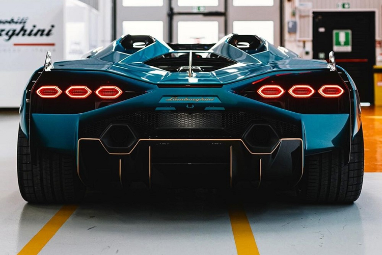 Dù giá xe Lamborghini Sián cao chót vót, nhưng có một điều chắc chắn rằng hãng siêu xe Ý chỉ ra mắt Lamborghini Sián mui trần cho vui vì 19 chiếc được sản xuất trên toàn thế giới đã nhanh chóng có khách hàng. Cũng không loại trừ là trong số 19 chủ nhân đặt mua Lamborghini Sián mui trần không thiếu các ông chủ giàu có của các đại lý siêu xe ở Đức, Anh hay thậm chí là Dubai, họ đặt mua để đẩy giá bán lại kiếm lời.