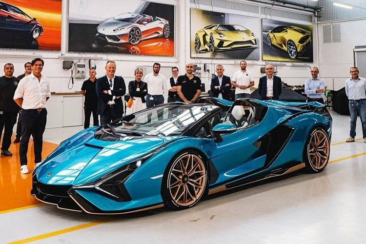 Chưa hết, động cơ của Lamborghini Sián mui trần còn kết hợp với hệ thống mild hybrid sử dụng mô-tơ điện 48 V, tạo ra công suất 34 mã lực và được tích hợp vào hộp số. Nhờ đó, Lamborghini Sián mui trần sở hữu công suất tổng cộng 808 mã lực và có thể tăng tốc từ vị trí xuất phát lên 100 km/h trong thời gian chỉ 2,8 giây trước khi đạt vận tốc tối đa 350 km/h.