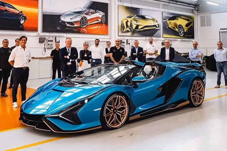 Chưa hết, động cơ của Lamborghini Sián mui trần còn kết hợp với hệ thống mild hybrid sử dụng mô-tơ điện 48 V, tạo ra công suất 34 mã lực và được tích hợp vào hộp số. Nhờ đó, Lamborghini Sián mui trần sở hữu công suất tổng cộng 808 mã lực và có thể tăng tốc từ vị trí xuất phát lên 100 km/h trong thời gian chỉ 2,8 giây trước khi đạt vận tốc tối đa 350 km/h.