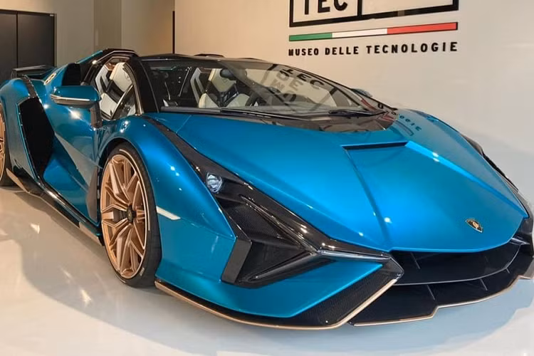 Nguồn cung cấp sức mạnh của Lamborghini Sián Roadster vẫn là khối động cơ xăng V12, hút khí tự nhiên, dung tích 6.5 lít quen thuộc lấy từ Lamborghini Aventador . Tuy nhiên, động cơ này lại được bổ sung van nạp mới, làm bằng titan, và tạo ra công suất tối đa 774 mã lực.