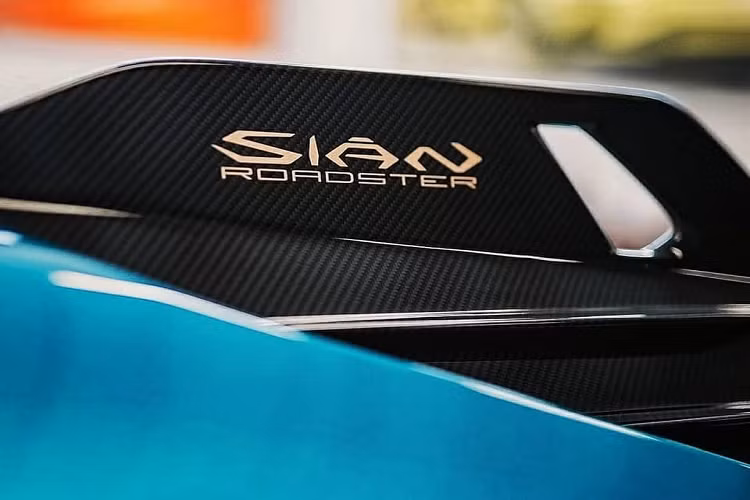 Nhiều khả năng đây cũng chính là chiếc siêu xe Lamborghini Sián Roadster được hãng siêu xe Ý chụp ảnh và gửi đi cho giới truyền thông quốc tế vào đầu tháng 7. Lamborghini Sián Roadster có thể được xem là đối thủ của những Ferrari LaFerrari Aperta hay Porsche 918 Spyder.