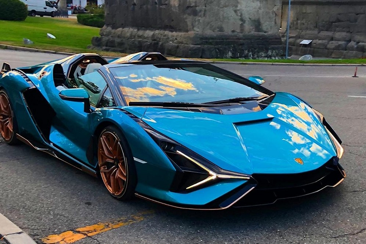 Hãng siêu xe Lamborghini đã thiết kế lại nắp động cơ thấp hơn, đi cùng hai trụ chống lật hai bên nhô cao, vòm qua đầu hành khách để bảo vệ họ. Hai bên hông, phía sau ghế ngồi cũng được thiết kế lại, kết hợp với kính cửa sổ cắt chéo mới giúp hành khách có thể tận hưởng cảm giác thích thú mà xe mang lại nhưng không bị gián đoạn bởi gió bên ngoài.