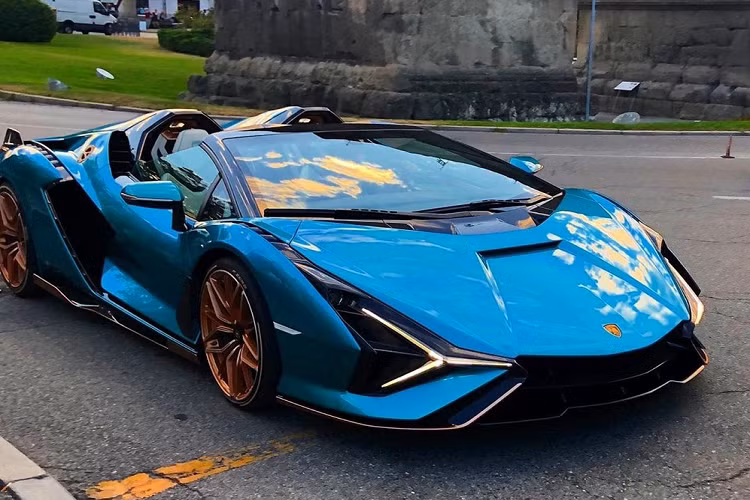 Hãng siêu xe Lamborghini đã thiết kế lại nắp động cơ thấp hơn, đi cùng hai trụ chống lật hai bên nhô cao, vòm qua đầu hành khách để bảo vệ họ. Hai bên hông, phía sau ghế ngồi cũng được thiết kế lại, kết hợp với kính cửa sổ cắt chéo mới giúp hành khách có thể tận hưởng cảm giác thích thú mà xe mang lại nhưng không bị gián đoạn bởi gió bên ngoài.