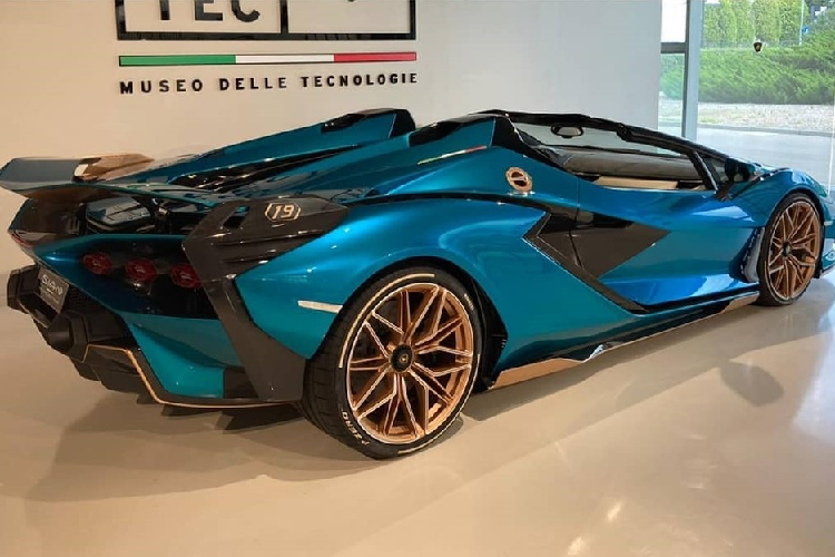 Lamborghini Sián Roadster không chỉ là phiên bản của Lamborghini Sián Coupe bỏ đi chiếc mui cứng, thay vào đó, hãng siêu xe Ý phải thiết kế để mẫu xe này đảm bảo tính khí động học, vẻ đẹp và cả sức mạnh của xe không thay đổi quá nhiều so với bản Coupe. Ở ngoại hình, Lamborghini Sián Roadster sở hữu thiết kế mui xe và nắp máy phía sau khác so với bản Coupe.