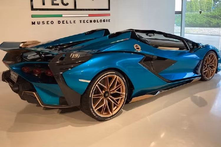 Lamborghini Sián Roadster không chỉ là phiên bản của Lamborghini Sián Coupe bỏ đi chiếc mui cứng, thay vào đó, hãng siêu xe Ý phải thiết kế để mẫu xe này đảm bảo tính khí động học, vẻ đẹp và cả sức mạnh của xe không thay đổi quá nhiều so với bản Coupe. Ở ngoại hình, Lamborghini Sián Roadster sở hữu thiết kế mui xe và nắp máy phía sau khác so với bản Coupe.