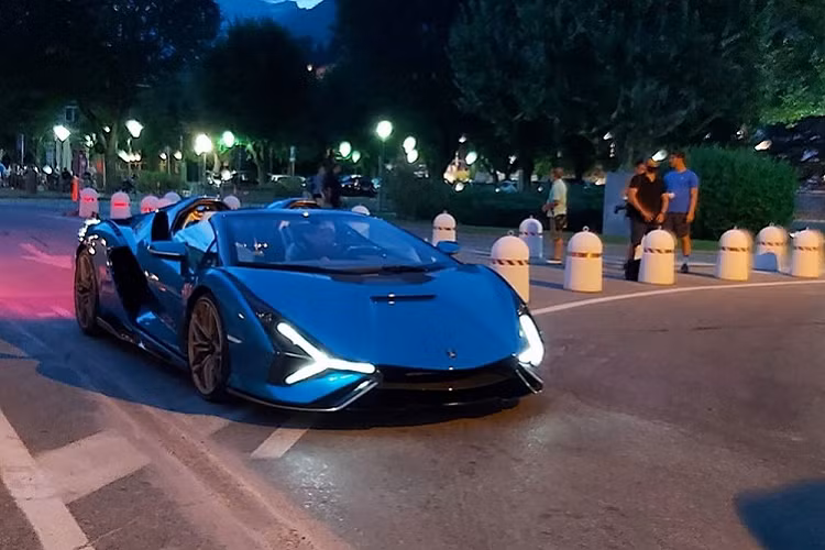  Lamborghini Sián mui trần đã được vén màn vào tháng 7 năm 2020 với chỉ đúng 19 xe được sản xuất trên toàn thế giới và tất cả đều đã có chủ nhân. Giá xe Lamborghini Sián Roadster ước tính là 3,7 triệu đô la, tương đương 85 tỷ đồng.