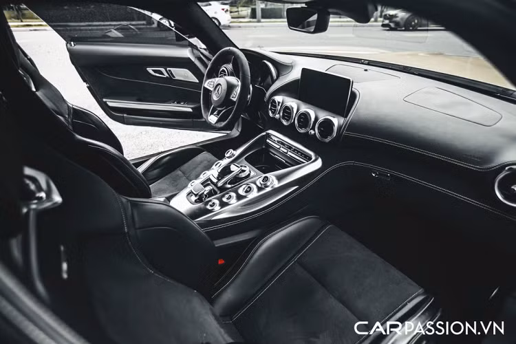 Nhờ lớp áo mới màu “cà phê sữa”, vẻ ngoài của xe vì thế mà có được một cái nhìn hút mắt hơn, đồng thời tôn vinh ngôn ngữ thiết kế Sensual Purity (sự gợi cảm thuần khiết) trên Mercedes-AMG GT S. Nét thiết kế này sở hữu tỉ lệ kinh điển, bao gồm mũi xe dài, nắp ca-pô được dập gân mạnh mẽ, khoang lái được đẩy tối đa về phía sau và đuôi xe bo tròn mang dáng vẻ như một chiếc fastback năng động.