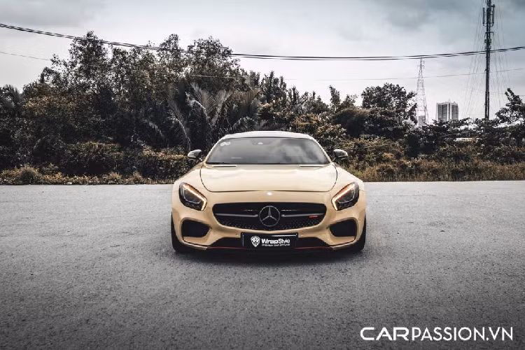 Một điểm đặc biệt là chiếc Mercedes-AMG GT S này đã được chủ nhân chi hàng trăm triệu Đồng để nâng cấp hệ thống ống xả với chi tiết của thương hiệu Frequency Intelligent Exhaust (F.i) đến từ Đài Loan. Tại thị trường trong nước, F.i Exhaust là thương hiệu được đông đảo những người chơi xe lựa chọn nhờ giá thành hợp lí, các bộ ống xả độ đều có cấu tạo từ vật liệu cao cấp và mang lại âm thanh uy lực hơn cũng như hiệu năng vận hành được tối ưu hoá một cách đáng kể.