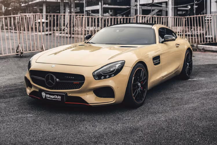 Không lâu sau đó, chiếc Mercedes- AMG GT S đầu tiên đã được mang về nước thông qua hình thức nhập khẩu chính hãng và đến nay vẫn là chiếc AMG GT S duy nhất được phân phối thông qua đại lí Mercedes-Benz Việt Nam, chiếc còn lại mang lớp sơn đỏ và được nhập khẩu bởi một doanh nghiệp tư nhân. Sau khoảng thời gian khá dài có mặt tại các đại lí của Mercedes-Benz Việt Nam, chiếc AMG GT S sở hữu lớp sơn vàng Solar Beam Yellow này chính thức tìm được chủ nhân vào tháng 6/2018.