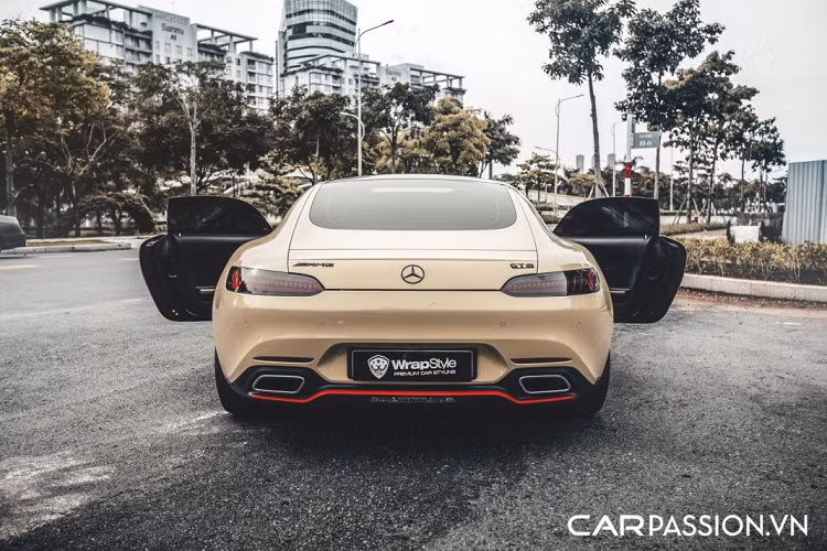 Toàn bộ quá trình “lột xác” cho chiếc Mercedes-AMG GT S diễn ra trong vòng 1 tuần và được thực hiện bởi đội ngũ thợ lành nghề tại TP HCM. Được nhập khẩu và phân phối chính hãng , ở thời điểm mới về nước, giá xe Mercedes-AMG GT S 2018 được chào bán với mức 8,259 tỷ đồng, trong khi đó phiên bản Edition 1 có giá bán cao hơn 300 triệu đồng và 11,59 tỷ đồng là mức giá dành cho phiên bản AMG GT R.
