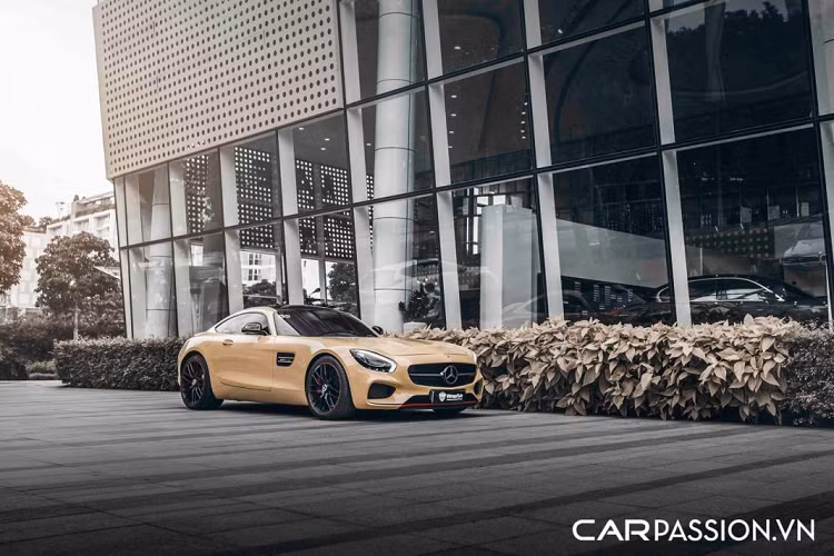 Kích thước tổng thể gồm chiều dài x rộng x cao lần lượt là 4.546 x 1.939 x 1.288 (mm), chiều dài cơ sở 2.630mm. Để giảm thiểu tối đa “cân nặng” cho xe, các kỹ sư của hãng xe Đức đã sử dụng hợp kim nhôm siêu nhẹ để chế tạo thân xe, nhờ đó khối lượng của Mercedes-AMG GT S chỉ dừng ở mức 1.645 kg.