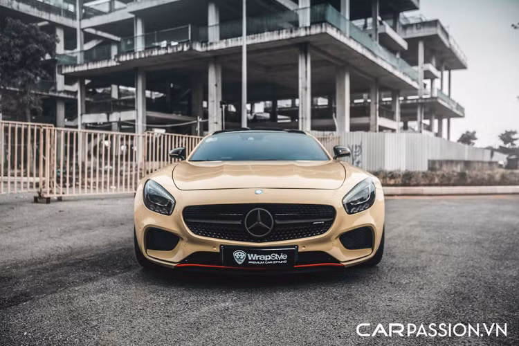 Xe được trang bị bộ mâm đa chấu mang thiết kế mạnh mẽ sơn màu đen, bao quanh là viền đỏ thể thao. Ẩn bên trong là hệ thống phanh đĩa hiệu năng cao đi cùng với cùm phanh AMG sơn đỏ nổi bật. Hai bên hông xe là một khe gió hình tứ giác với 2 nan kim loại cắt ngang, xen giữa là dòng chữ “V8 Biturbo” tượng trưng cho khối động cơ mà mẫu xe thể thao này sử dụng. Nóc kính Panorama là trang bị tiêu chuẩn trên xe, gương chiếu hậu tròn được tích hợp đèn báo rẽ.