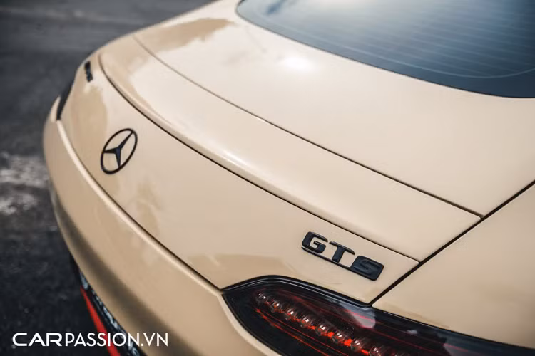 Cản trước trở nên đầy cá tính nhờ các chi tiết như mặt ca-lăng, nan ngang và logo ngôi sao 3 cánh được dán đen mờ. Hai hốc gió có thiết kế hầm hố, logo “AMG” màu đỏ và phía dưới cản được dán chỉ đỏ tạo điểm nhấn cho phần đầu xe. Cụm đèn chiếu sáng có tạo hình đẹp mắt và sử dụng công nghệ LED.