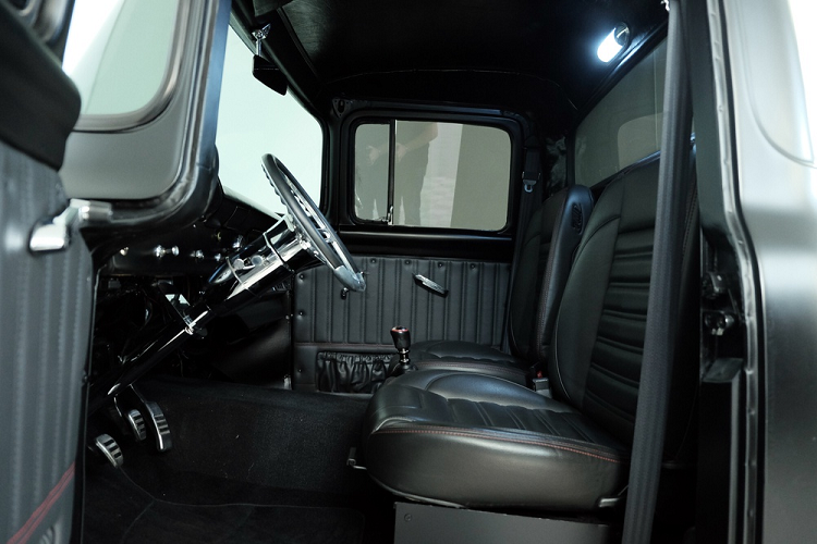 Để có thể trang bị khối động cơ mới lên chiếc Ford F-100 1956 cổ điển, chủ nhân chiếc xe đã thay đổi toàn bộ hệ thống khung gầm. Nội thất bên trong sử dụng tông màu đen khá ấn tượng với ghế ngồi và ốp cửa bọc da, vô lăng có thiết kế cổ điển kết hợp giữa màu đen của da và màu crôm sáng bóng.