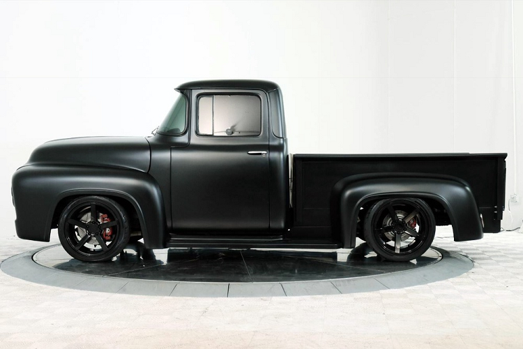 Chiếc xe này có ngoại thất mang phong cách retro với màu đen mờ bao phủ toàn thân xe. Ngoài ra, chủ nhân cũng nâng cấp cho chiếc F-100 1956 khá nhiều phụ kiện mới như hốc bánh xe to bản, cụm đèn pha LED, bậc lên xuống mới...