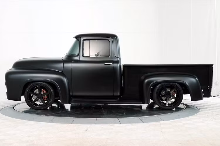 Chiếc xe này có ngoại thất mang phong cách retro với màu đen mờ bao phủ toàn thân xe. Ngoài ra, chủ nhân cũng nâng cấp cho chiếc F-100 1956 khá nhiều phụ kiện mới như hốc bánh xe to bản, cụm đèn pha LED, bậc lên xuống mới...