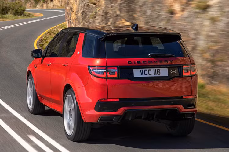  Giá xe Land Rover Discovery Sport 2020 với biến thể R-Dynamic bao gồm hai bố cục 5 chỗ hoặc 5+2, lần lượt là 2 tỷ và 2,2 tỷ đồng tại thị trường Malaysia (chưa bao gồm thuế đường bộ và phí bảo hiểm).