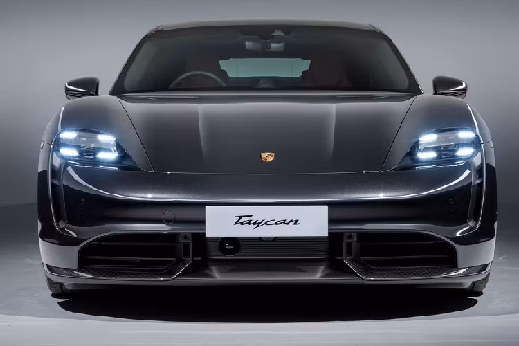 Ngoài ra, Taycan 4S có thêm tùy chọn gói Performance Battery Plus với dung lượng pin nâng lên 93,4 kWh cùng công suất 482 mã lực và mô-men xoắn 650 Nm. Khi kích hoạt chế độ Overboost và Launch Control, công suất của xe đạt mức 563 mã lực. Taycan 4S có thể tăng tốc 0-100 km/h trong 4 giây, tốc độ tối đa 250 km/h và có thể di chuyển quãng đường 414 km với gói Performance Battery Plus.