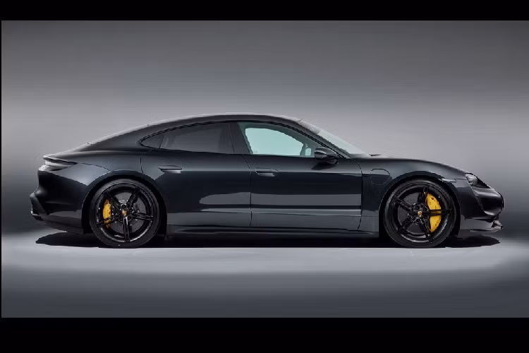 Porsche Taycan Turbo và Turbo S đều sản sinh công suất 616 mã lực với gói pin 93,4 kWh. Điểm khác biệt của 2 phiên bản là khi kích hoạt chế độ Overboost, Taycan Turbo mạnh 671 mã lực trong khi bản Taycan Turbo S lên đến 750 mã lực. Để tăng tốc 0-100 km/h, Taycan Turbo mất 3,2 giây, còn Taycan Turbo S mất 2,8 giây.