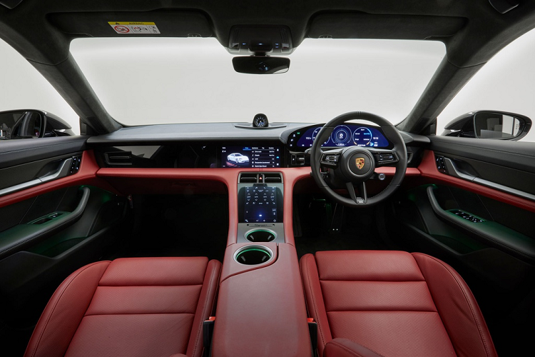 Theo một số nguồn tin, Porsche chuẩn bị phân phối Taycan tại Việt Nam. Hồi giữa tháng 4, chiếc Taycan phiên bản Turbo đã cập cảng TP.HCM. Tại Việt Nam, mức giá của Taycan có thể nằm trong khoảng 7,5-11,5 tỷ đồng.