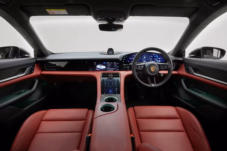 Theo một số nguồn tin, Porsche chuẩn bị phân phối Taycan tại Việt Nam. Hồi giữa tháng 4, chiếc Taycan phiên bản Turbo đã cập cảng TP.HCM. Tại Việt Nam, mức giá của Taycan có thể nằm trong khoảng 7,5-11,5 tỷ đồng.