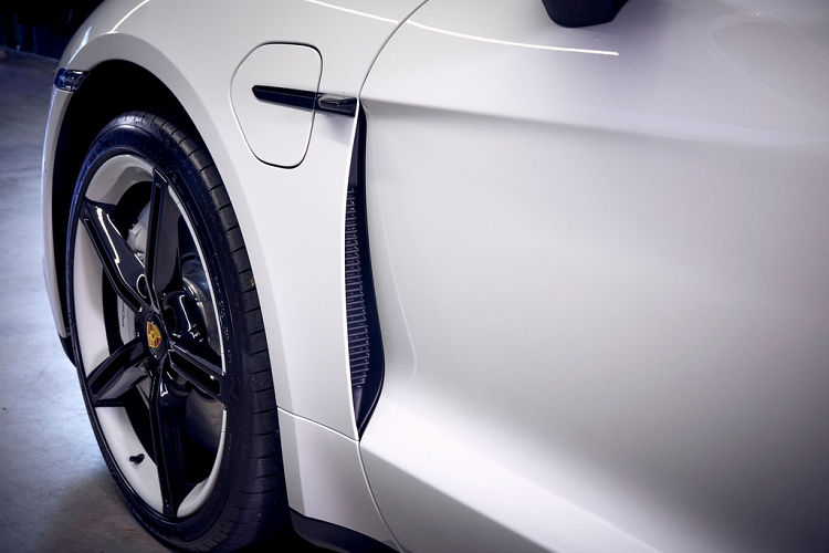 Tại Australia, giá xe Porsche Taycan bán ra cao hơn đôi chút so với thị trường Mỹ. Phiên bản tiêu chuẩn Taycan 4S có giá từ 132.700 USD, bản Turbo có giá 187.000 USD và Turbo S là 235.600 USD. Trong khi đó, Taycan có giá từ 103.000-187.000 USD tại Mỹ.