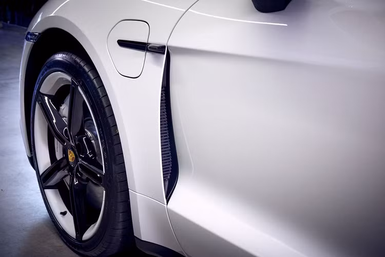 Tại Australia, giá xe Porsche Taycan bán ra cao hơn đôi chút so với thị trường Mỹ. Phiên bản tiêu chuẩn Taycan 4S có giá từ 132.700 USD, bản Turbo có giá 187.000 USD và Turbo S là 235.600 USD. Trong khi đó, Taycan có giá từ 103.000-187.000 USD tại Mỹ.