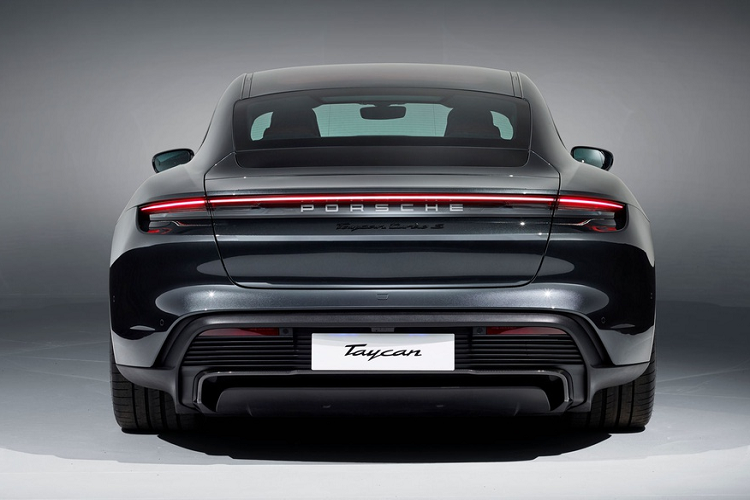 Ở bên trong, Taycan được trang bị nhiều màn hình cỡ lớn, gồm màn hình 16,8 inch cho người lái, màn hình thông tin giải trí cảm ứng 10,9 inch, màn hình 8,4 inch điều khiển điều hòa tại trung tâm. Các tùy chọn thêm bao gồm màn hình 10,9 inch trước ghế phụ và màn hình cảm ứng 5,9 inch cho hàng ghế sau.