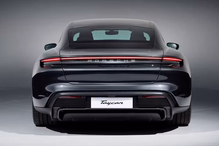Ở bên trong, Taycan được trang bị nhiều màn hình cỡ lớn, gồm màn hình 16,8 inch cho người lái, màn hình thông tin giải trí cảm ứng 10,9 inch, màn hình 8,4 inch điều khiển điều hòa tại trung tâm. Các tùy chọn thêm bao gồm màn hình 10,9 inch trước ghế phụ và màn hình cảm ứng 5,9 inch cho hàng ghế sau.