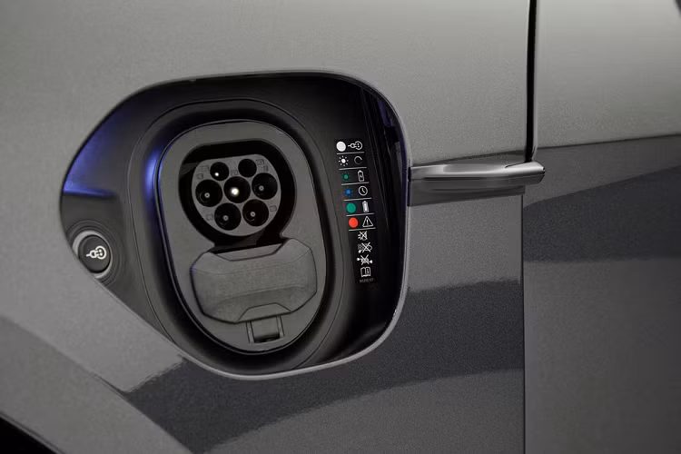 Hệ thống sạc điện cho phương tiện tại Australia không phát triển như châu Âu và Mỹ. Do đó, khách hàng mua Taycan sẽ nhận được gói thuê bao sạc miễn phí trong 3 năm tại địa phương. Bên cạnh đó, Taycan vẫn đi kèm bộ sạc di động hỗ trợ sạc bằng điện gia dụng. Xe chỉ cần 22,5 phút để sạc được 80% pin - tốc độ sạc rất nhanh.