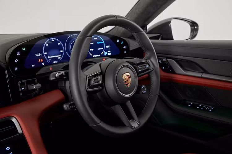 Taycan có các số đo dài x rộng x cao lần lượt là 4.963 x 1.966 x 1.381 (mm), chiều dài cơ sở đạt 2.900 mm. Kích thước của Taycan khá tương đồng với Panamera.