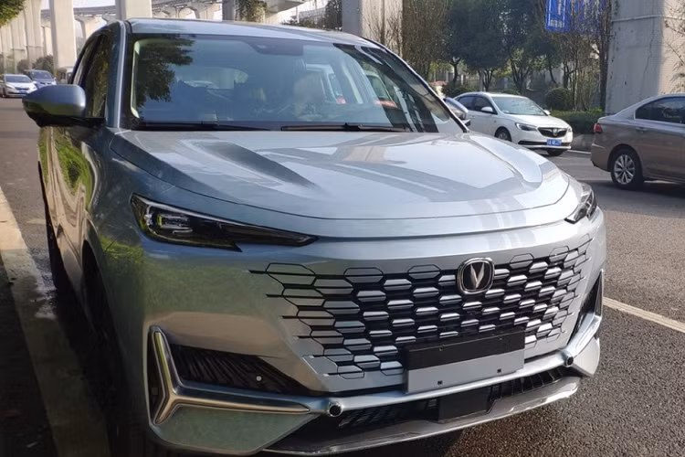 Theo thương hiệu Changan, UNI là dòng sản phẩm mới với thiết kế táo bạo để nhắm đến giới trẻ tại thị trường Trung Quốc. Được phát triển dựa trên đàn anh Changan CS95, mẫu SUV Trung Quốc này sở hữu chiều dài 4.865 mm, rộng 1.948 mm, cao 1.690 mm và chiều dài cơ sở 2.890 mm. Với kích thước này, Changan UNI-K thuộc phân khúc SUV cỡ trung, cạnh tranh với những đối thủ như Hyundai SantaFe hay Kia Sorento.