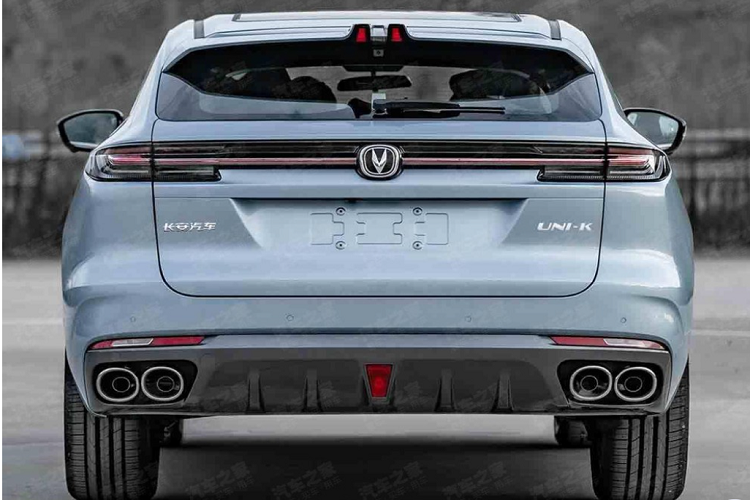 Trong khi đó, ở phía sau, xe được trang bị cánh gió mui độc đáo, cụm đèn hậu nối liền với nhau bằng dải đèn thanh mảnh ở giữa theo đúng mốt hiện nay và 4 ống xả chia đều sang hai bên. Đáng tiếc là hiện nội thất của Changan UNI-K vẫn chưa được công bố. Tuy nhiên, qua hình ảnh "chụp lén", có thể thấy mẫu xe này được trang bị màn hình LCD dài và hẹp trong bảng đồng hồ kỹ thuật số, tương tự Changan Vision-V Concept. Tuy nhiên, so với phiên bản concept, màn hình này nằm cao hơn, giúp người lái không cần phải nhìn qua vô lăng để quan sát nữa.